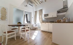 Central Station Lovely Apartment